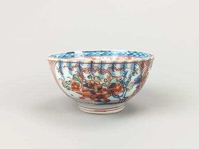 CHINE. 
Bol à thé en porcelaine polychrome.
Décor...