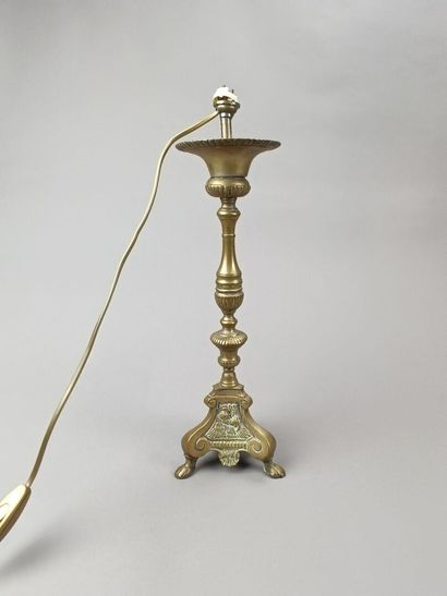 Pique-cierge en métal doré monté en lampe,...