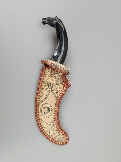 MONGOLIE
Petit couteau en corne brune, poignée...