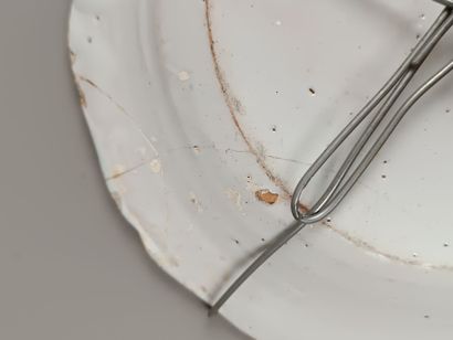 NEVERS ou LA ROCHELLE? 
Assiette en faïence...