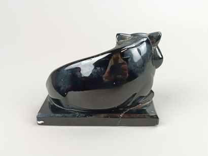 Curieuse vache en verre sur socle de marbre.
Fêle,...