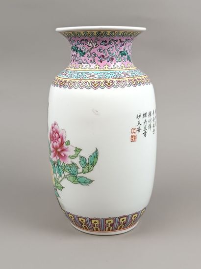 CHINE, style Famille Rose
Vase balustre en...
