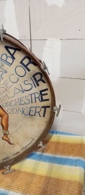 Grosse caisse d'orchestre en bois. 
La peau...