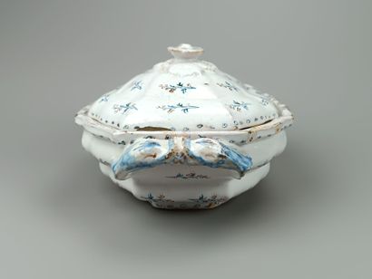 Soupière ou pot à oil couvert de forme mouvementée.
Décor...