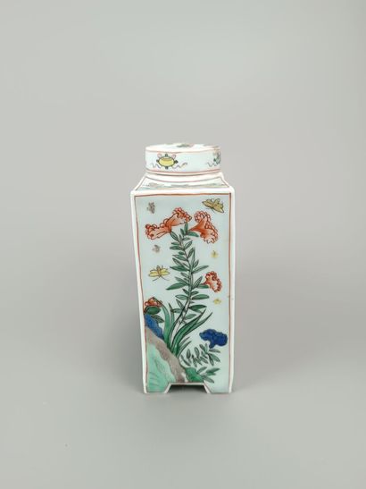 CHINE.
Bouteille en porcelaine polychrome....