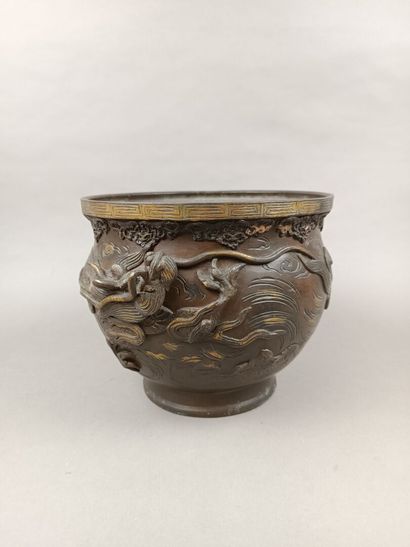 JAPON ou CHINE
Cache pot en bronze à décor...