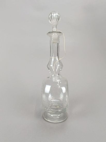 Carafe ou bouteille avec bouchon en verre.
Décor...