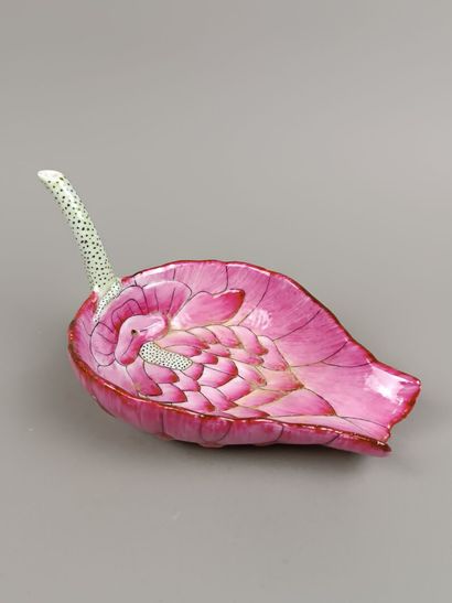 CHINE
Bol en porcelaine en forme de lotus...