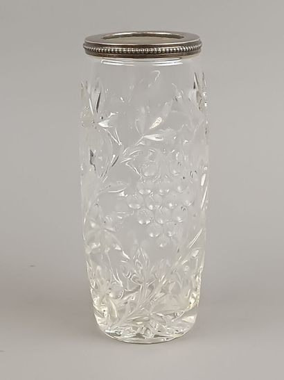 Vase en verre moulé orné de motifs stylisés.
Monture...