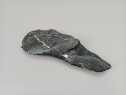 CHINE
Pierre noire ornée d'une femme en semi-relief
L:...