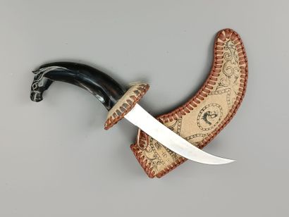 MONGOLIE
Petit couteau en corne brune, poignée...
