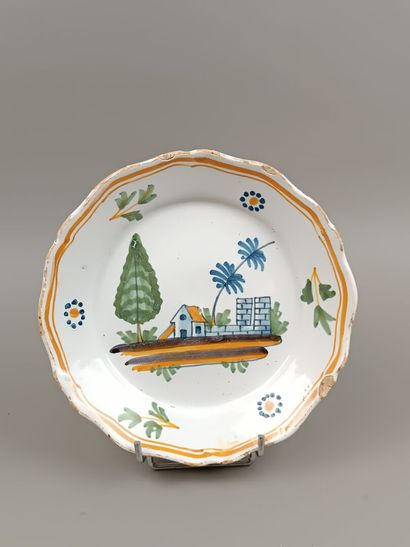 NEVERS ou LA ROCHELLE? 
Assiette en faïence...
