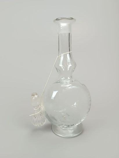 Carafe ou bouteille avec bouchon en verre.
Décor...