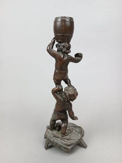 Bougeoir en bronze patiné orné de deux enfants...