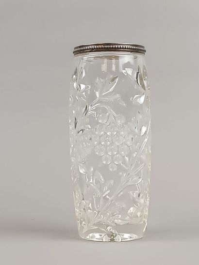 Vase en verre moulé orné de motifs stylisés.
Monture...