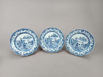 CHINE.
Suite de trois assiettes de forme...