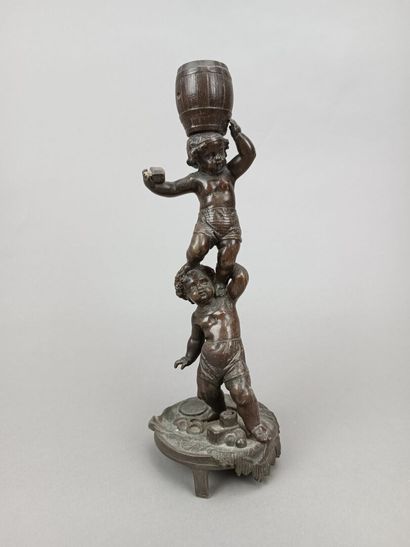Bougeoir en bronze patiné orné de deux enfants...