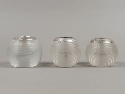 Trois bougeoirs en verre soulignés de filets.
Monture...