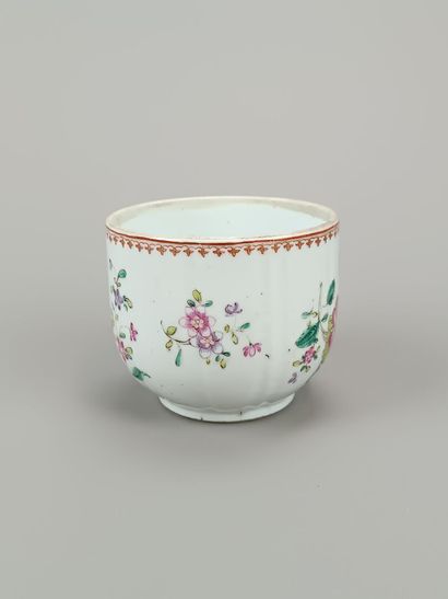 CHINE.
- Pot de forme cylindrique. Décor...