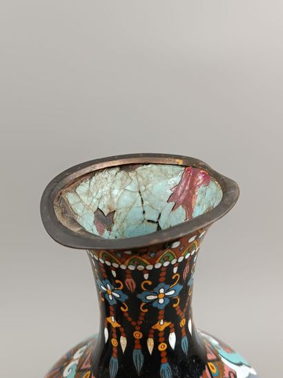 JAPON ou CHINE
Paire de vases balustres en...