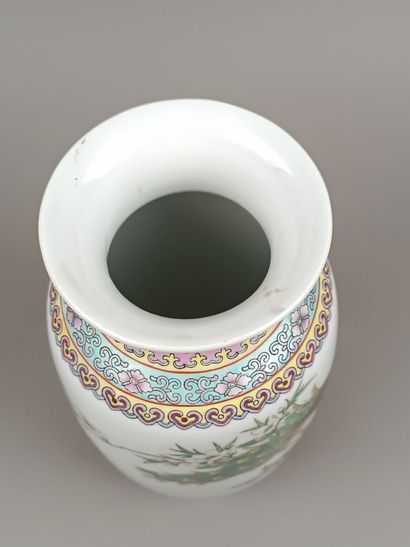 CHINE, style Famille Rose
Vase balustre en...