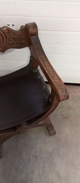 Fauteuil curule en bois naturel mouluré e...
