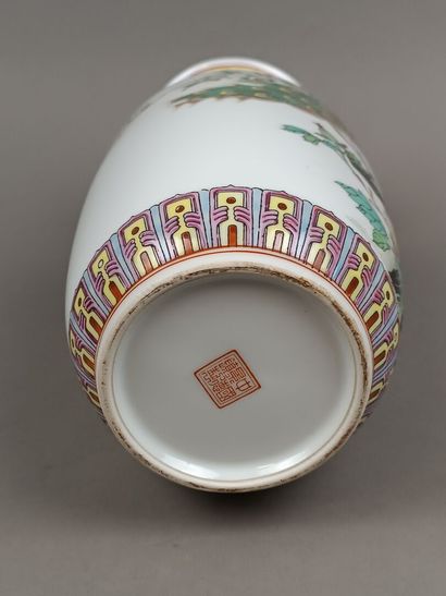 CHINE, style Famille Rose
Vase balustre en...