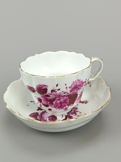 MEISSEN? 
Tasse et une sous-tasse en porcelaine.
Décor...