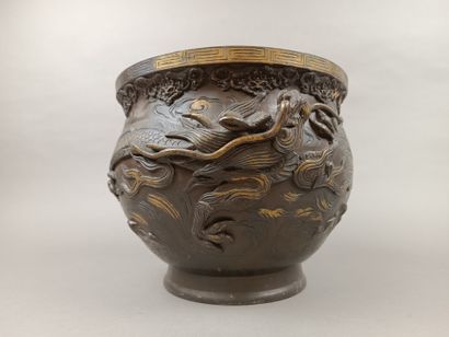 JAPON ou CHINE
Cache pot en bronze à décor...