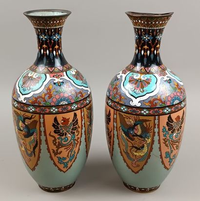 JAPON ou CHINE
Paire de vases balustres en...