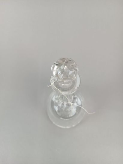 Carafe à vin ou à liqueur en cristal taillé.
Décor...