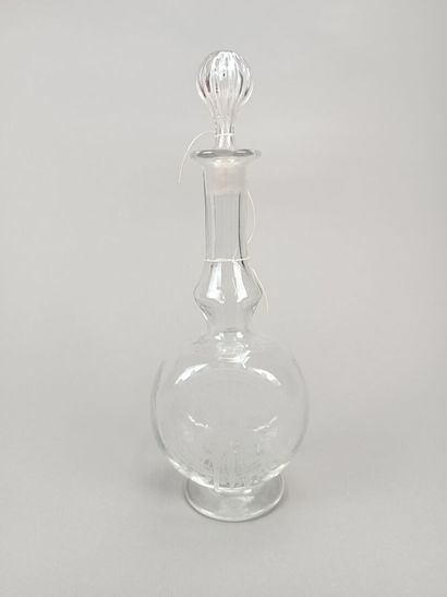 Carafe ou bouteille avec bouchon en verre.
Décor...
