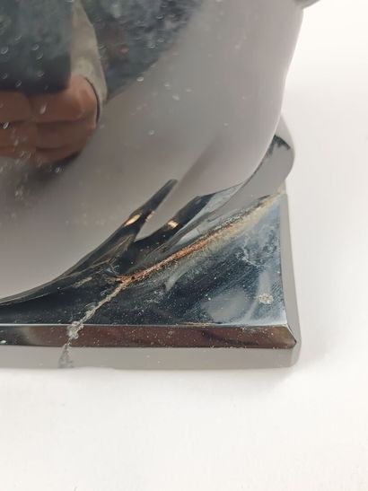 Curieuse vache en verre sur socle de marbre.
Fêle,...