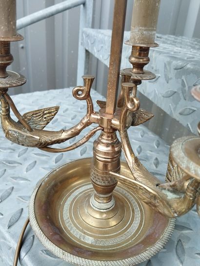 Lampe bouillotte en bronze doré à 3 bras...