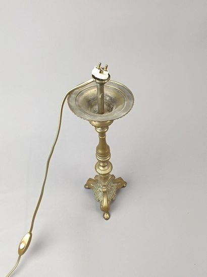 Pique-cierge en métal doré monté en lampe,...