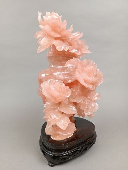 CHINE. 
Vase couvert en quartz rose.
Décor...