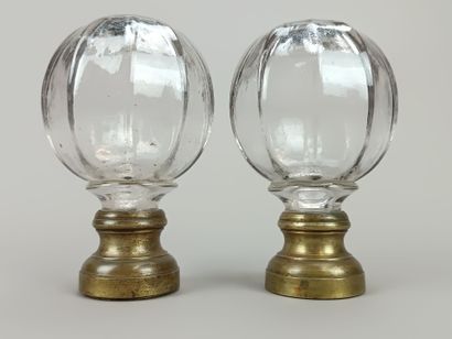 Paire de boules d'escalier en verre moulé....