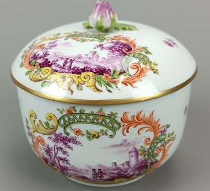 SAXE
Sucrier couvert en porcelaine
Décor...