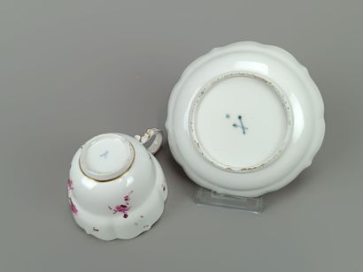 MEISSEN? 
Tasse et une sous-tasse en porcelaine.
Décor...