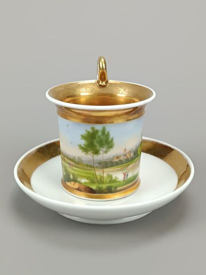 Tasse et sous-tasse en porcelaine polychrome...