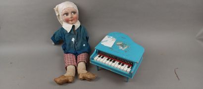 Lot de jouets comprenant: 
-un piano miniature...