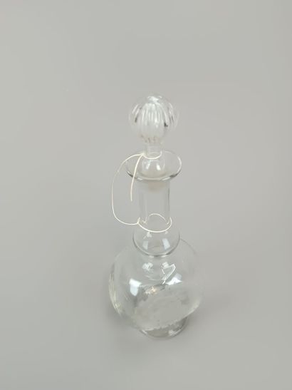 Carafe ou bouteille avec bouchon en verre.
Décor...