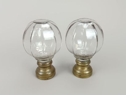 Paire de boules d'escalier en verre moulé....
