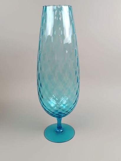 MURANO ?
Vase en verre bleu à côtes en spirale.
Vers...