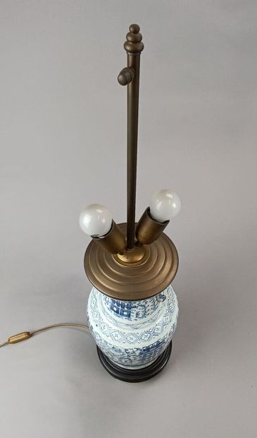 CHINE.
Vase balustre en porcelaine bleue...