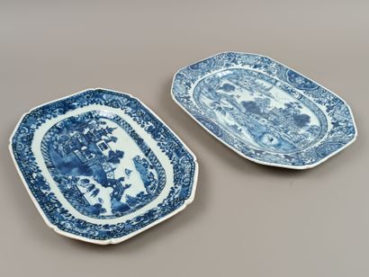 CHINE
Deux plats en porcelaine bleue et blanche...