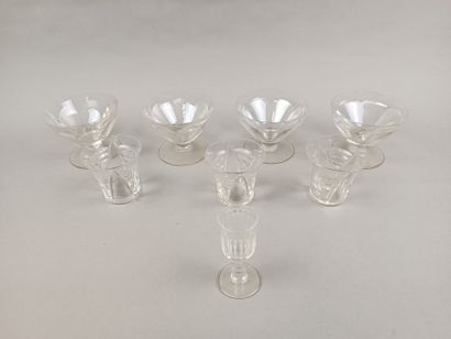 BACCARAT 
Petit lot divers de verreries comprenant:
-...