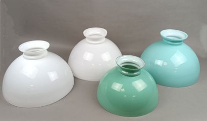 Lot de quatre opalines de lustre.
Trois opalines...