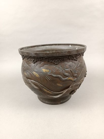 JAPON ou CHINE
Cache pot en bronze à décor...