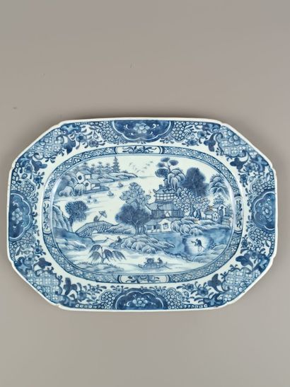 CHINE
Deux plats en porcelaine bleue et blanche...